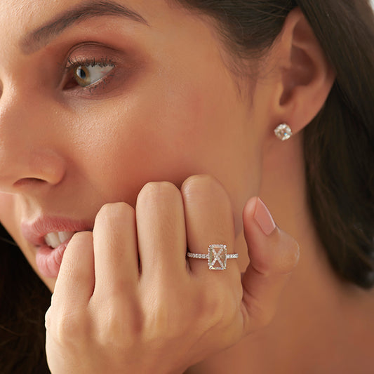 1.70ct Emerald & Round Prong Diamond Ring 1.70ct Emerald & Round Prong Diamond Ring