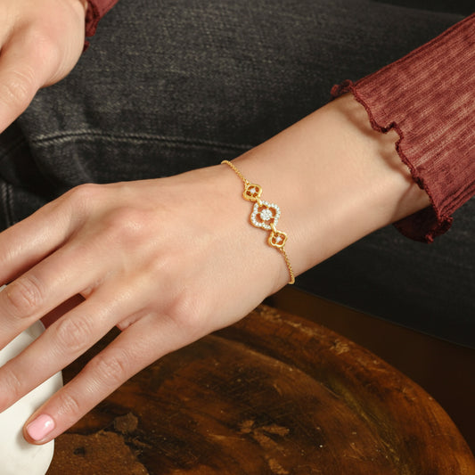 Clover Bloom Round Diamond Bracelet